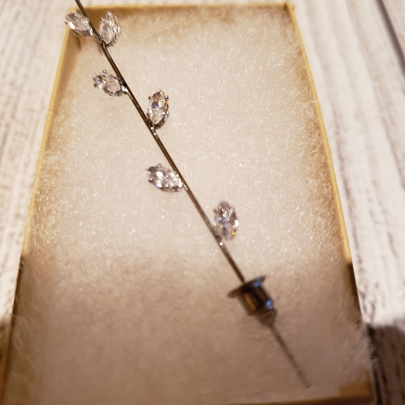 Hypoallergenic Gold crawler wrap earring - Picture 5 of 7